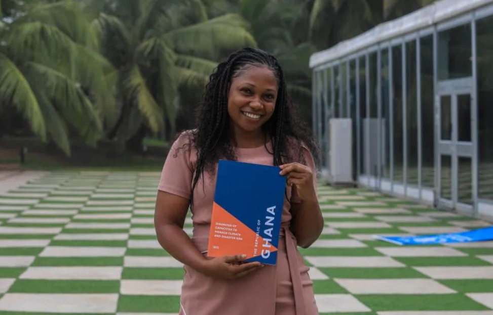 Participant displays a copy of the report | WFP, 2024